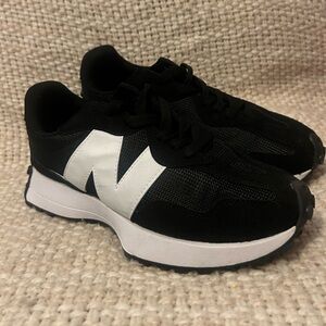 BALANCE 👟Black and White Sneakers